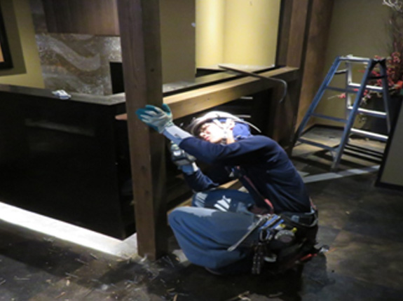室内解体作業中1