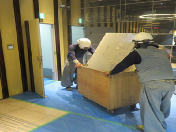 室内解体作業中3