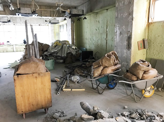 室内解体作業中10