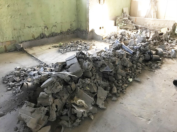室内解体作業中9