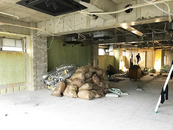 室内解体作業中11