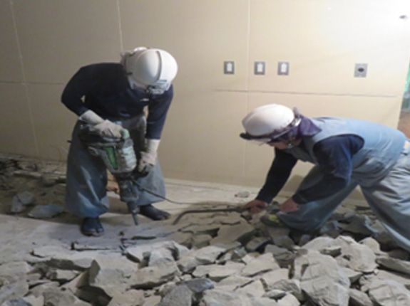 室内解体作業中8