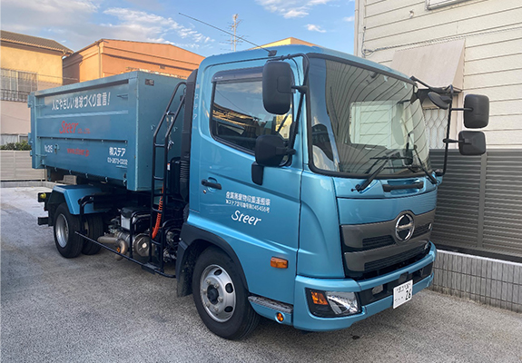 写真：4tクレーン付平ボディー車