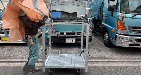 写真：フレコン専用容器の組立て工程