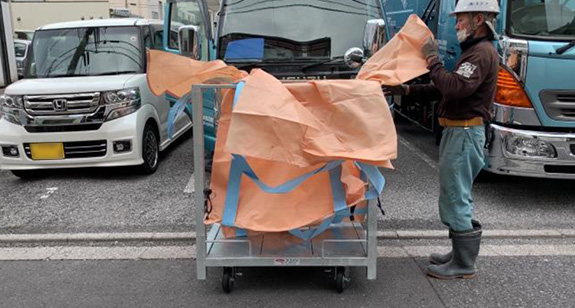 写真：フレコン専用容器の組立て工程