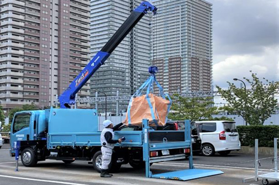 写真：フレコン専用容器とクレーン付き車両