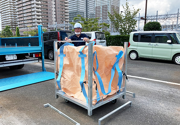 写真：3t平ユニックパワーゲート車