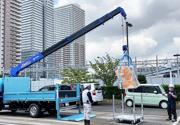 写真：3t平ユニックパワーゲート車