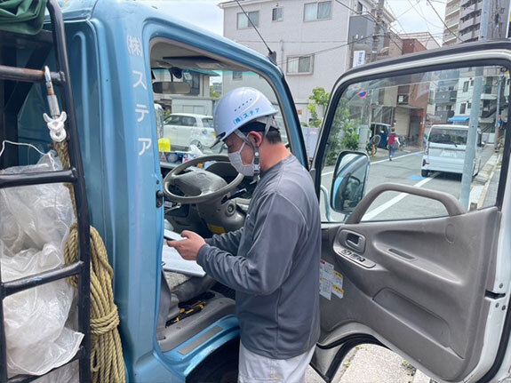 写真：マニフェスト伝票等資料記入