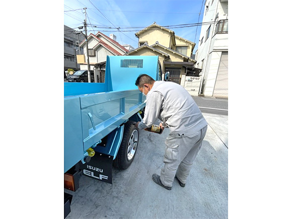 交通安全を願いながらタイヤを清めました。